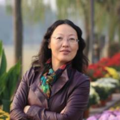 女人站在花前AI 生成的内容可能不正确。